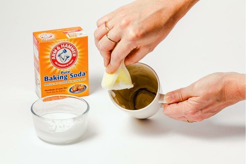 Use baking soda to fight stains. Use baking soda to fight stains.